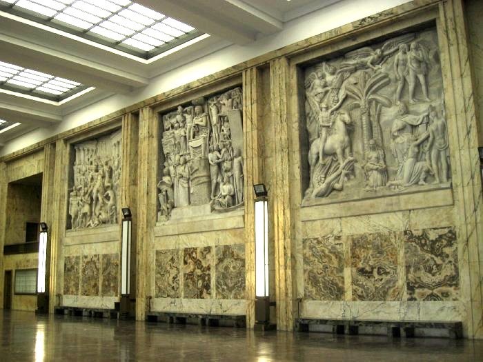 Atrio del Palazzo di Giustizia di Milano con i bassorilievi in marmo