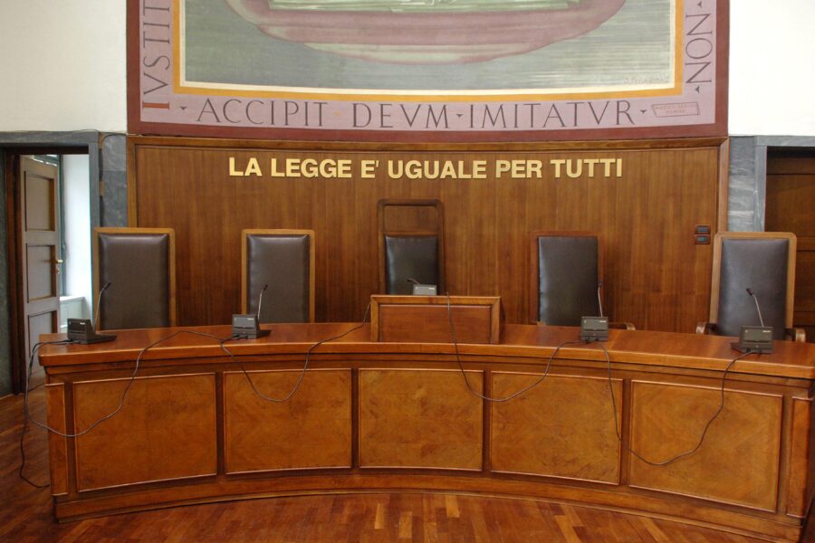 Aula di udienza con la scritta La legge è uguale per tutti