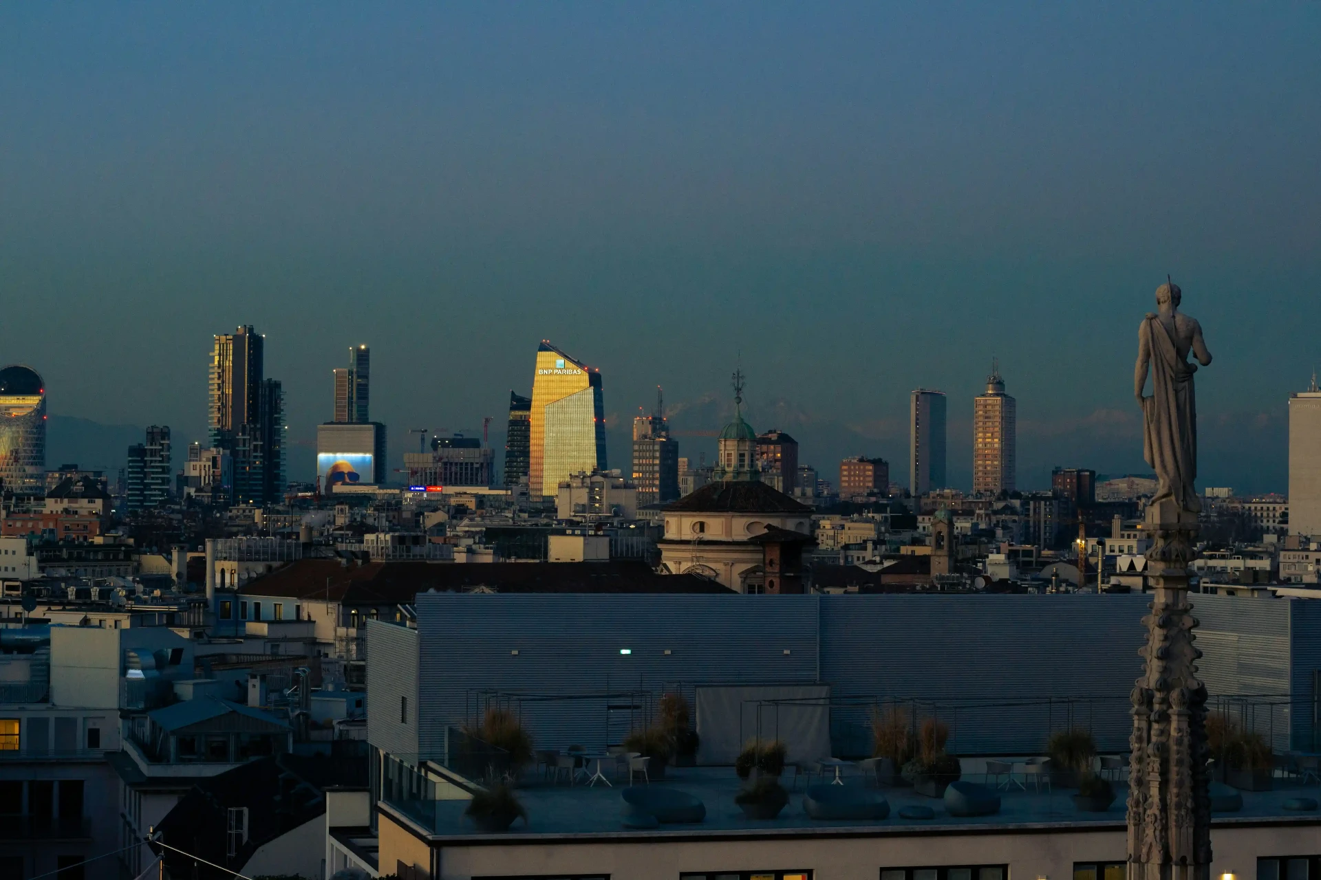 Skyline di Milano al tramonto vista dal Duomo, sede dello Studio Legale penale Legal Aid Italia in centro città